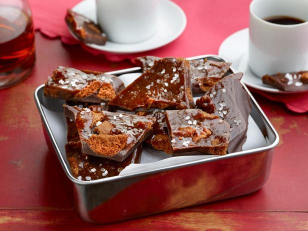 Домашняя плитка шоколада с кусочками печенья и карамели