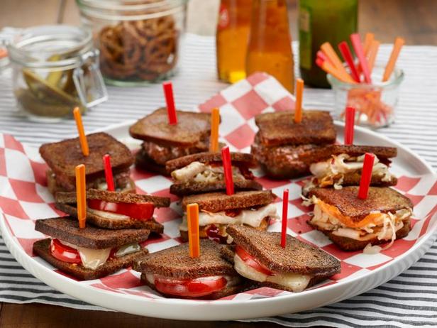 Фуршет с мини-сэндвичами: горячие мини-сэндвичи с сыром и помидорами, мини-сэндвичи Рэйчел и мини-сэндвичи «Патти-Мелт»
