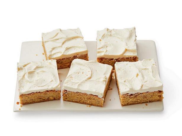 Пирожные «Блонди» с грецкими орехами и кленовым сиропом