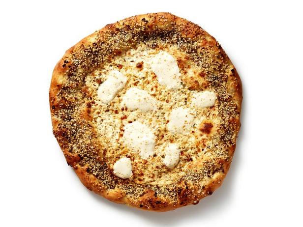 Белая пицца с кунжутом, маком и тмином
