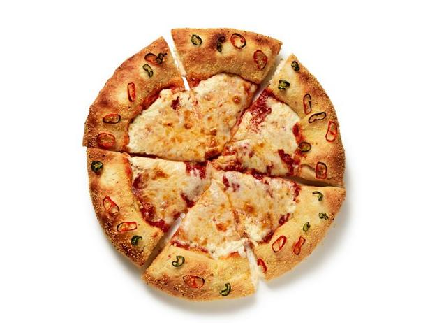 Пицца с коркой, начинённой сливочным сыром и перцами халапеньо