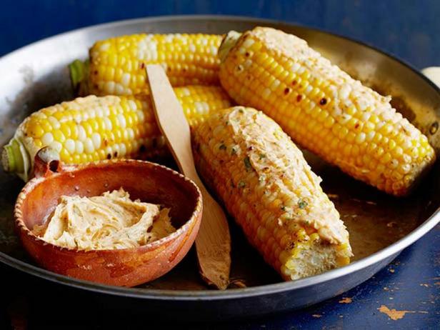 Кукуруза на гриле со сливочным маслом, лаймом и пастой чили