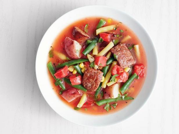Летний овощной суп с колбасками