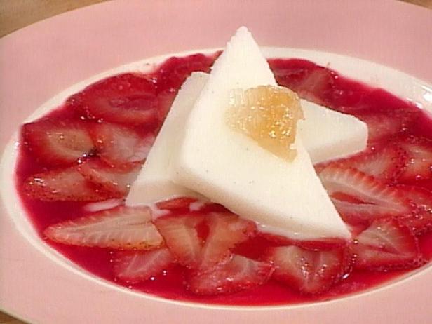 Тёплый клубничный салат с ванильным замороженным йогуртом