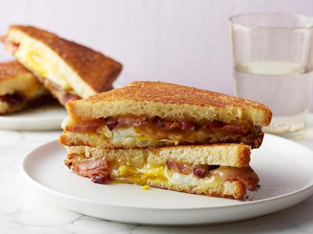 Горячий сэндвич с сыром, беконом, яйцом и кленовым сиропом