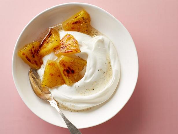 Греческий йогурт с печёными ананасами в апельсиново-медовом сиропе