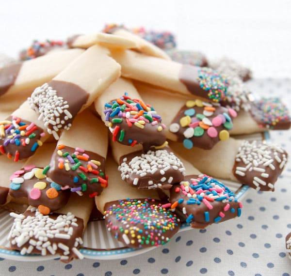 Шоколадное печенье с разными топпингами