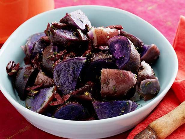 Фиолетовый картофель в мундире с розмариновым маслом и оливками