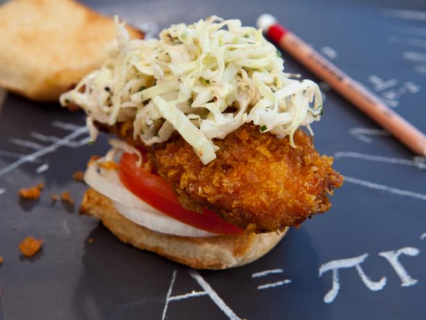 Слайдер-сэндвичи с куриными пальчиками и чесночным маслом