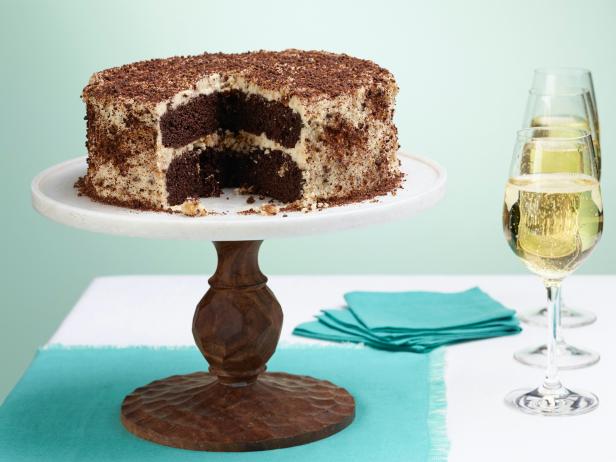 Шоколадный торт с творожным кремом и орехами в карамели