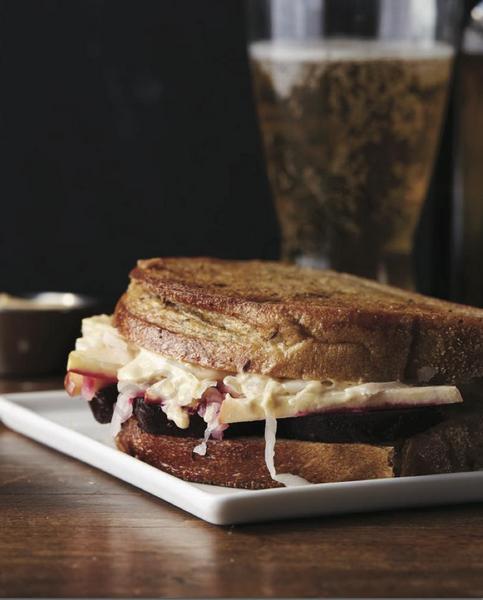 Сэндвич «Рубен» с квашенной капустой и свеклой