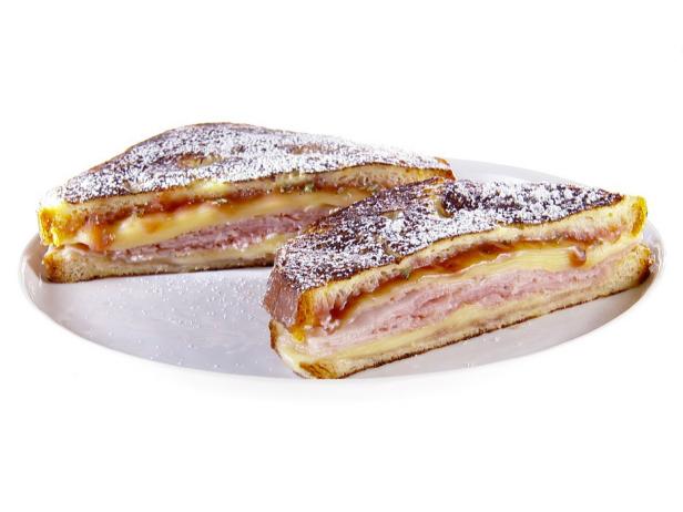 Сэндвич «Монте-Кристо» с булочкой бриошь