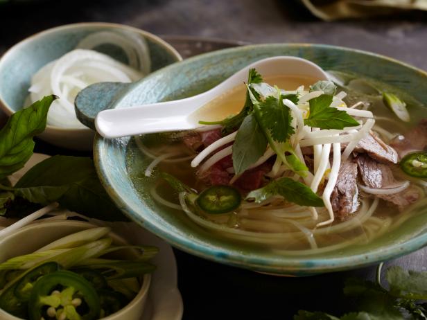 Вьетнамский суп с рисовой лапшой и говядиной «Фо Бо»