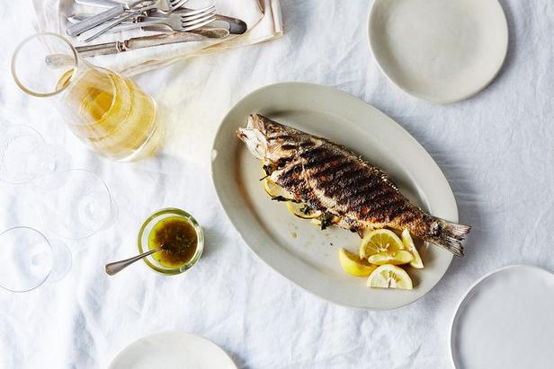 Рыба на гриле целиком в греческом стиле