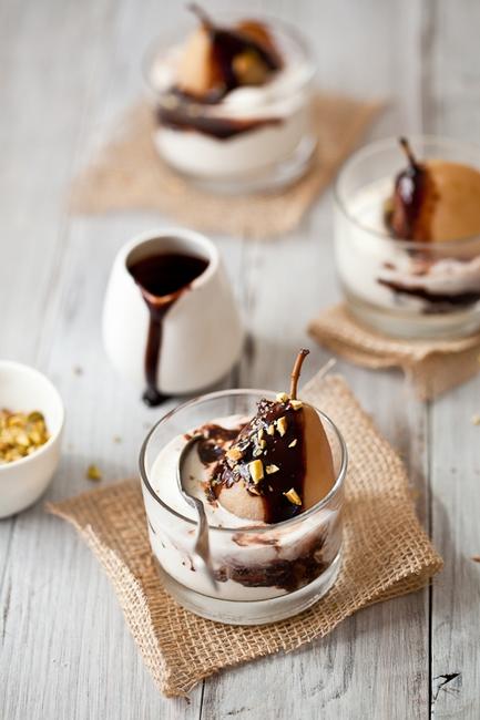 Десерт груши в сиропе «Бель Элен» с шоколадным соусом и мороженым