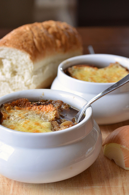 Луковый суп с сырными крутонами в горшочках по-ирландски
