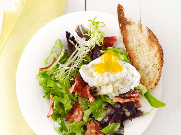 Салат с яйцом-пашот и беконом как в кафе