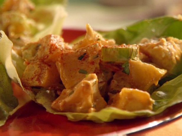 Куриный салат с картофелем на салатных листьях