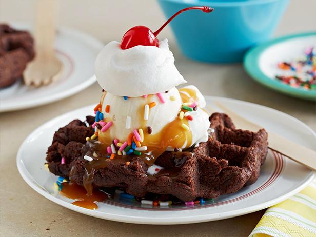 Сандэ - десерт из шоколадных вафель брауни с мороженым