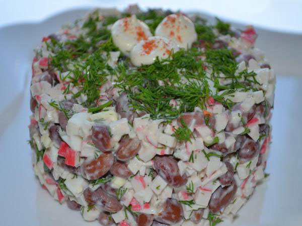 Салат с крабовыми палочками и фасолью – кулинарный рецепт