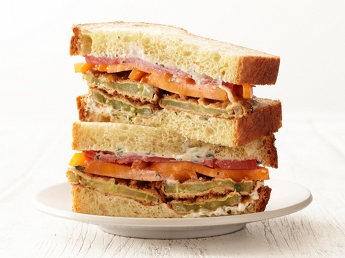 Сэндвичи с жареными в кляре зелеными помидорами