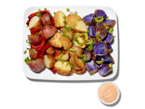 Теплый салат из цветного картофеля, сельдерея и сладкого перца