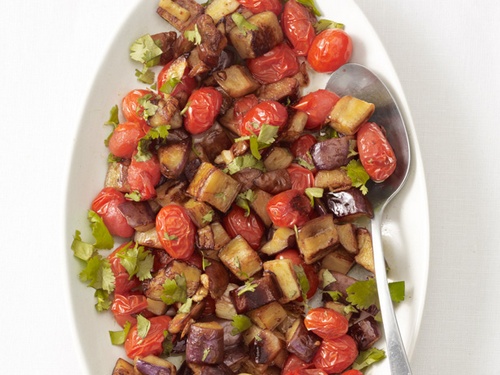 Стир-фрай с баклажанами и виноградными томатами