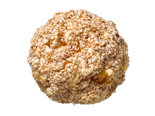 Медово-ореховые шарики из попкорна в кунжуте
