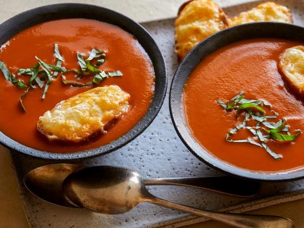 Быстрый томатный крем-суп с сырными гренками
