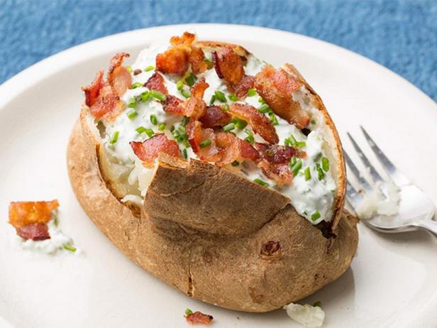 Печёный картофель со сметаной