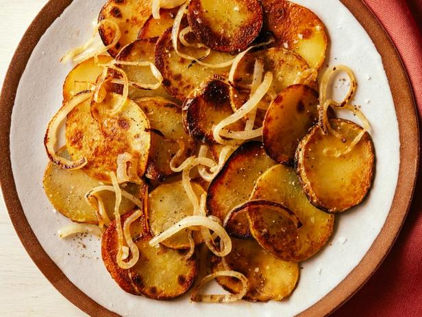 Жареная золотистая картошка с луком