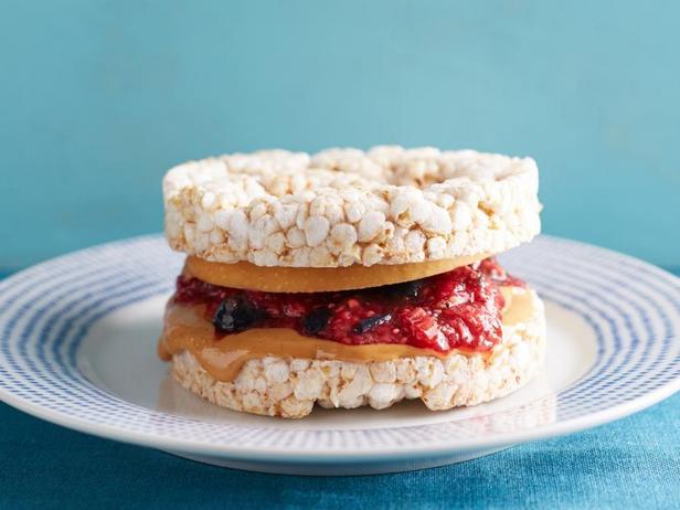 Полезные сэндвичи с арахисовой пастой и джемом из свежих ягод