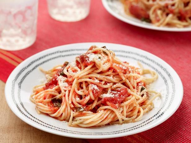 Итальянский томатный соус с базиликом для спагетти