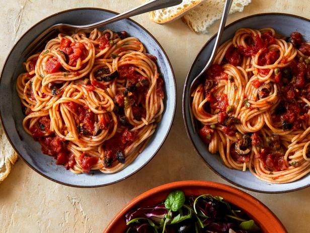 Спагетти «Путтанеска» с салатом радиккио